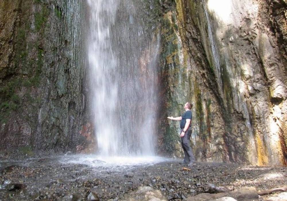 Ausflug zum Meru-Wasserfall und zum Duluti-See.