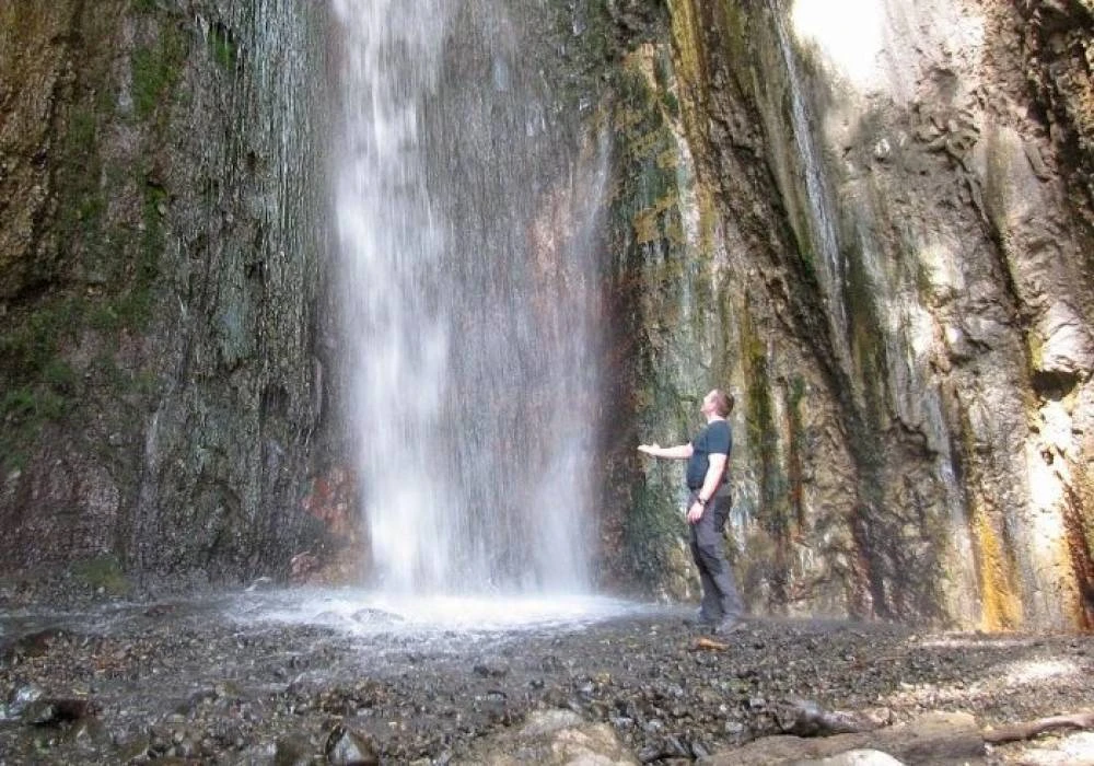 Ausflug zum Meru-Wasserfall und zum Duluti-See.